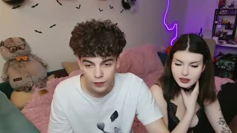 Snapshot of alice118james chatting on 10.12.25 alice and james online show from 10.12.25