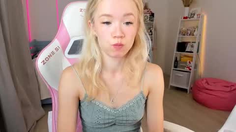 Snapshot of alice_forfun chatting on 10.13.25 Alichery online show from 10.13.25