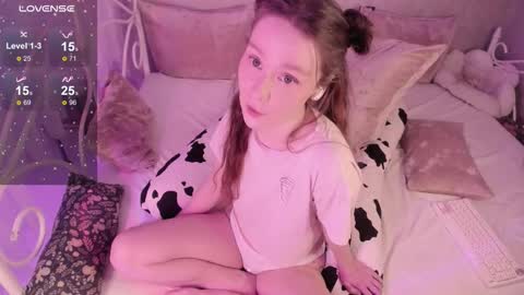 Snapshot of alice_kinky_girl chatting on 10.29.25 Alice online show from 10.29.25