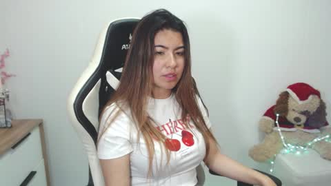 Snapshot of alice_middle01 chatting on 01.07.25 Alice online show from 01.07.25