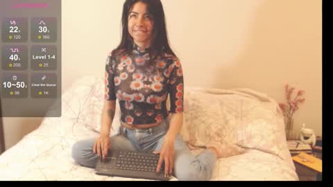 Snapshot of alice_middle01 chatting on 10.15.25 Alice online show from 10.15.25