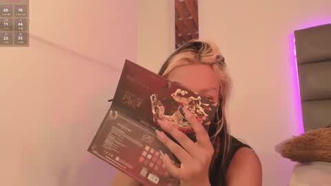 Snapshot of aliceclark__ chatting on 11.11.25 Alice online show from 11.11.25