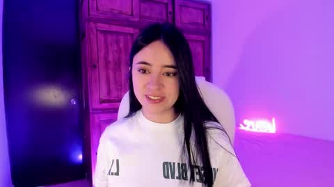 Snapshot of alicee_2 chatting on 02.11.25 Aliceee .. 97YP9VWGZHrefnav wishlist lists 1 online show from 02.11.25