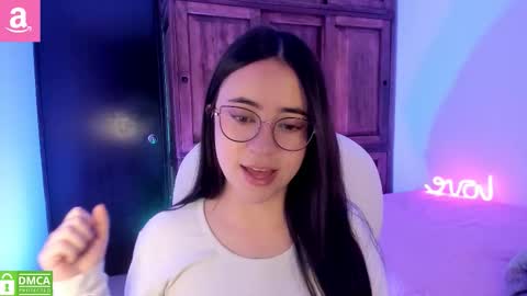 Snapshot of alicee_2 chatting on 10.22.25 Aliceee .. 97YP9VWGZHrefnav wishlist lists 1 online show from 10.22.25