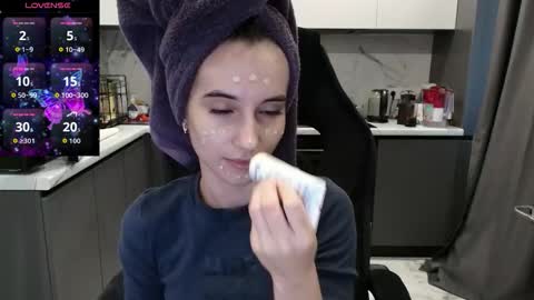 Snapshot of aliceweiss_ chatting on 09.18.25 Alice online show from 09.18.25