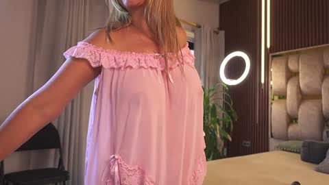 Snapshot of alicia_lang chatting on 09.22.25 Alicia Lang online show from 09.22.25