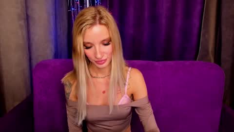 Snapshot of alina_lovelyx chatting on 02.16.25 Alina online show from 02.16.25