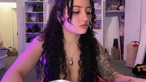 Snapshot of alissajaede chatting on 11.10.25 alissajaede online show from 11.10.25