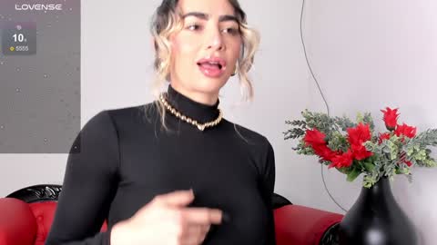 Alisson Domit  online show from 12.06.24