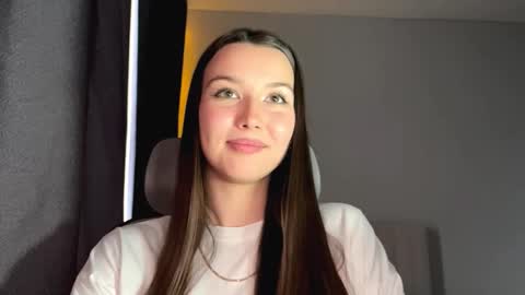 Snapshot of alitalapre chatting on 11.19.25 Annie online show from 11.19.25