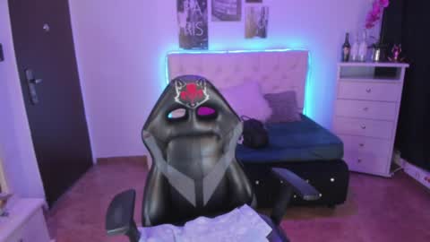 Snapshot of amaia_daniells chatting on 12.17.24 B I A N C A online show from 12.17.24