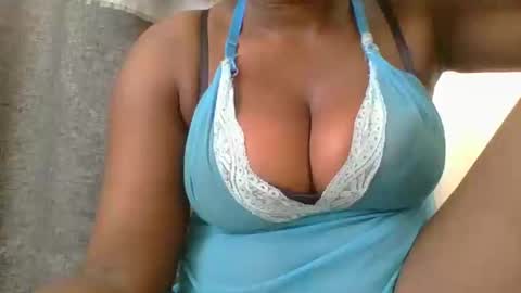 Snapshot of ambar_jasiri chatting on 01.08.25 Mia online show from 01.08.25