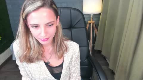Snapshot of amelia_meili chatting on 11.19.25 amelia_meili online show from 11.19.25