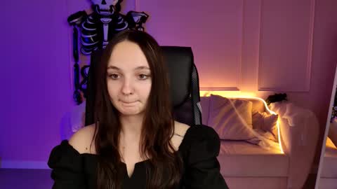 Snapshot of ameliamalina chatting on 10.24.25 Amelia online show from 10.24.25