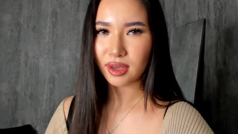 Snapshot of amina_artin chatting on 12.28.24 Amina online show from 12.28.24