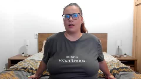 Snapshot of amiravyxen chatting on 09.30.25 Amira Vyxen online show from 09.30.25