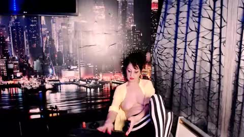 Snapshot of amour_sweet chatting on 10.31.25 Sarah online show from 10.31.25