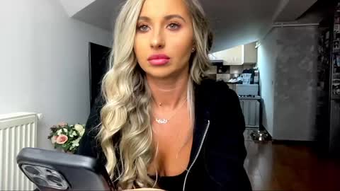 Snapshot of amyroberta92 chatting on 01.13.25 amyroberta92 online show from 01.13.25
