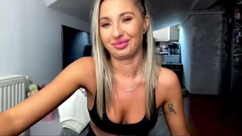 Snapshot of amyroberta92 chatting on 02.14.25 amyroberta92 online show from 02.14.25