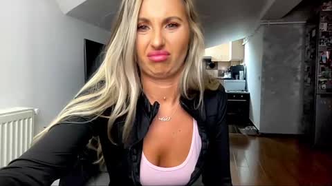Snapshot of amyroberta92 chatting on 03.11.25 amyroberta92 online show from 03.11.25