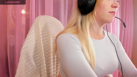 Snapshot of anabelmelody chatting on 10.12.25 AnabelMelody online show from 10.12.25