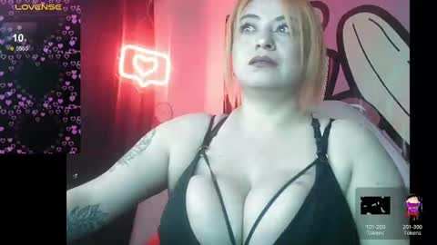 Snapshot of andrea_saenz_ chatting on 01.10.25 online show from 01.10.25
