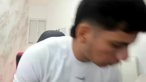 Snapshot of andres_stud chatting on 09.17.25 andres_stud online show from 09.17.25