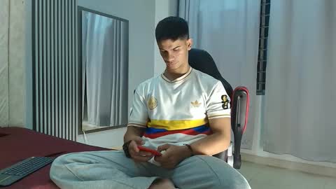 Snapshot of andres_stud chatting on 09.29.25 andres_stud online show from 09.29.25