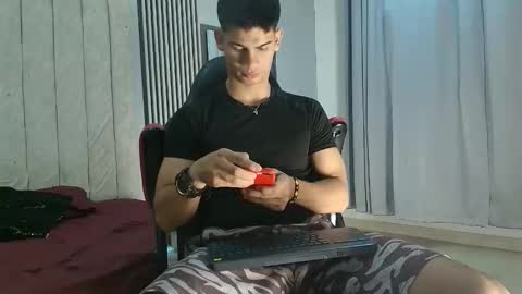Snapshot of andres_stud chatting on 09.30.25 andres_stud online show from 09.30.25