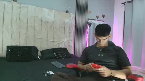 Snapshot of andres_stud chatting on 10.12.25 andres_stud online show from 10.12.25
