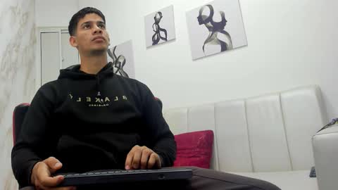 Snapshot of andres_stud chatting on 10.14.25 andres_stud online show from 10.14.25