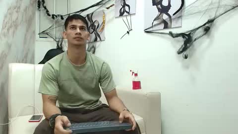 Snapshot of andres_stud chatting on 10.19.25 andres_stud online show from 10.19.25