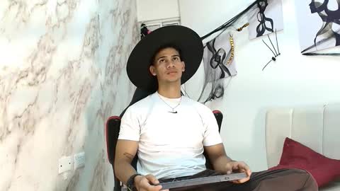 Snapshot of andres_stud chatting on 10.20.25 andres_stud online show from 10.20.25