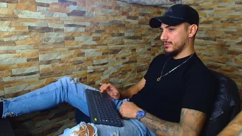 Snapshot of andrewbanner chatting on 12.10.24 MasterRomania online show from 12.10.24