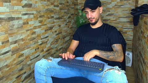 Snapshot of andrewbanner chatting on 12.17.24 MasterRomania online show from 12.17.24