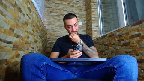 Snapshot of andrewbanner chatting on 01.05.25 MasterRomania online show from 01.05.25