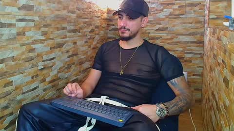 Snapshot of andrewbanner chatting on 01.05.25 MasterRomania online show from 01.05.25