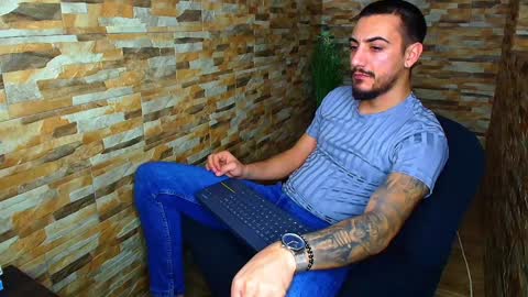 Snapshot of andrewbanner chatting on 01.11.25 MasterRomania online show from 01.11.25