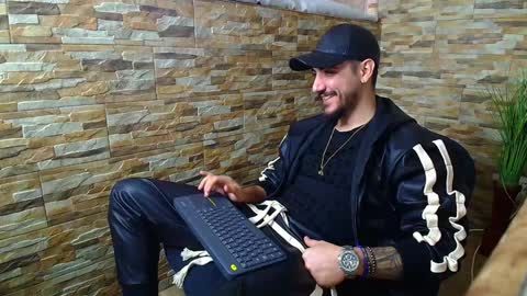 Snapshot of andrewbanner chatting on 01.12.25 MasterRomania online show from 01.12.25