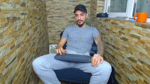 Snapshot of andrewbanner chatting on 01.14.25 MasterRomania online show from 01.14.25
