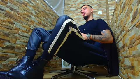 Snapshot of andrewbanner chatting on 01.18.25 MasterRomania online show from 01.18.25
