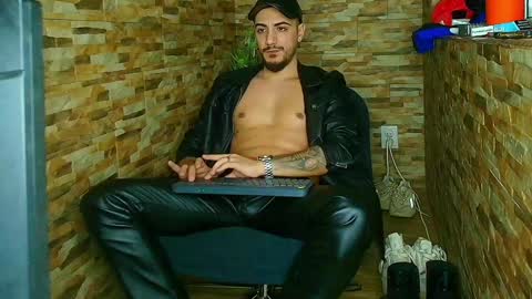 Snapshot of andrewbanner chatting on 01.21.25 MasterRomania online show from 01.21.25