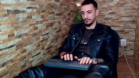 Snapshot of andrewbanner chatting on 01.28.25 MasterRomania online show from 01.28.25