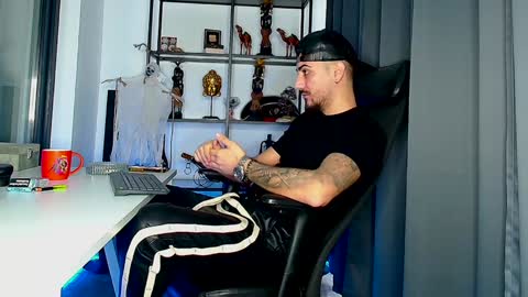 Snapshot of andrewbanner chatting on 02.04.25 MasterRomania online show from 02.04.25