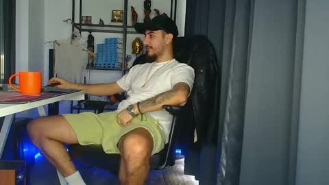 Snapshot of andrewbanner chatting on 02.14.25 MasterRomania online show from 02.14.25