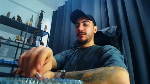 Snapshot of andrewbanner chatting on 03.05.25 MasterRomania online show from 03.05.25