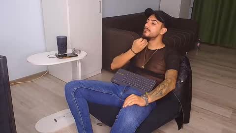 Snapshot of andrewbanner chatting on 09.23.25 MasterRomania online show from 09.23.25