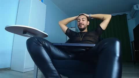 Snapshot of andrewbanner chatting on 10.11.25 MasterRomania online show from 10.11.25