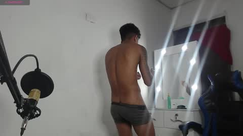 Snapshot of angel_latinguy chatting on 10.18.25 Angel online show from 10.18.25