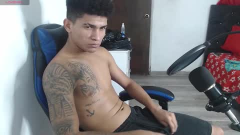 Snapshot of angel_latinguy chatting on 10.19.25 Angel online show from 10.19.25